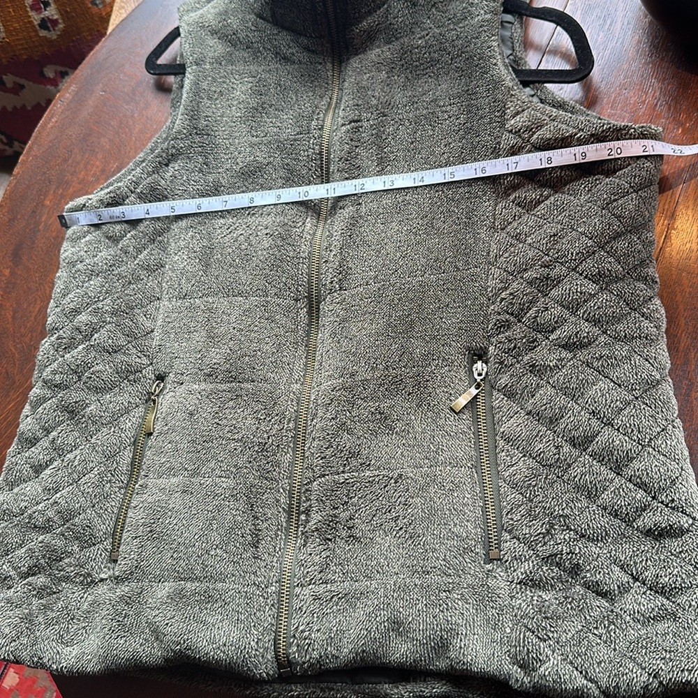 XL Lemon Tart quilted Vest in a gorgeous army green color. Super cozy & cozy EUC - Picture 4 of 12
